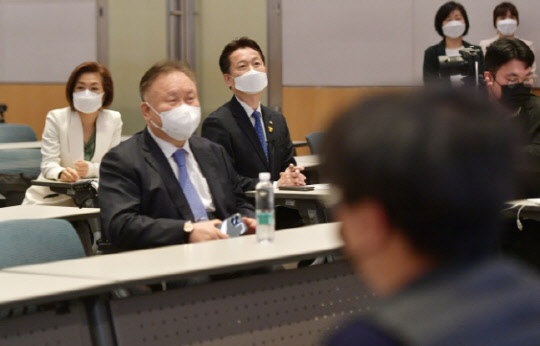 더불어민주당 초선 모임인 '더민초'의 의원들이 6일 서울 여의도 전경련 회관에서 '더민초 쓴소리 경청 20대에 듣는다' 간담회를 하고 있다.<연합뉴스>